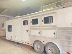 2010 cimarron  living quarter trailer    3 horse angle haul.