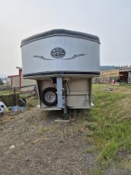 2012 Royal T aluminum 3 horse gooseneck trailer