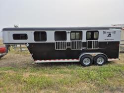 2012 Royal T aluminum 3 horse gooseneck trailer