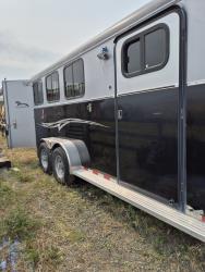 2012 Royal T aluminum 3 horse gooseneck trailer